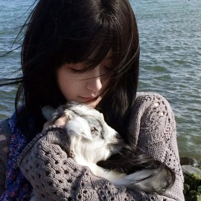 她在这里